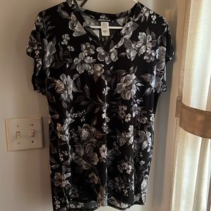 NWT short sleeve stretchy Heimish USA Black floral size small
